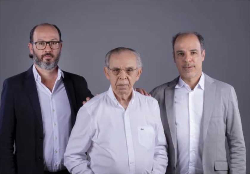 Dr. José Roberto Calazans, fundador da clínica, ao lado dos filhos Dr. Cláudio Calazans e Dr. José Roberto Calazans Filho